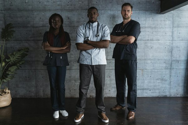 Yoga aérien : découvrez comment ces postures suspendues peuvent transformer votre corps en stimulant la perte de poids et la flexibilité !